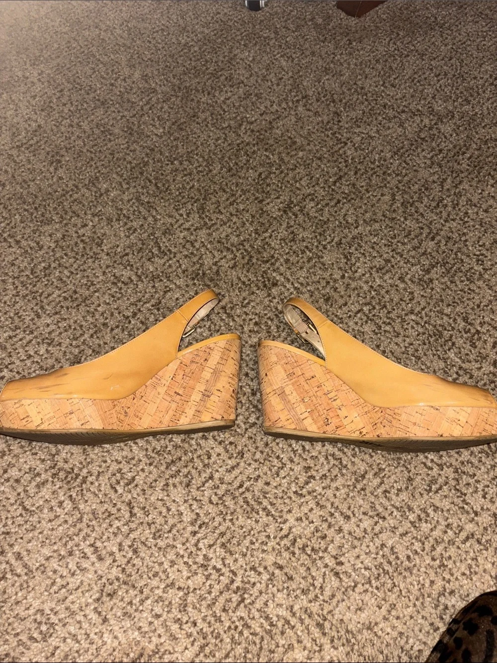 Stuart Weitzman Tan Peep-Toe Slingback Cork Wedge Heels 7.5 - Picture 4 of 8